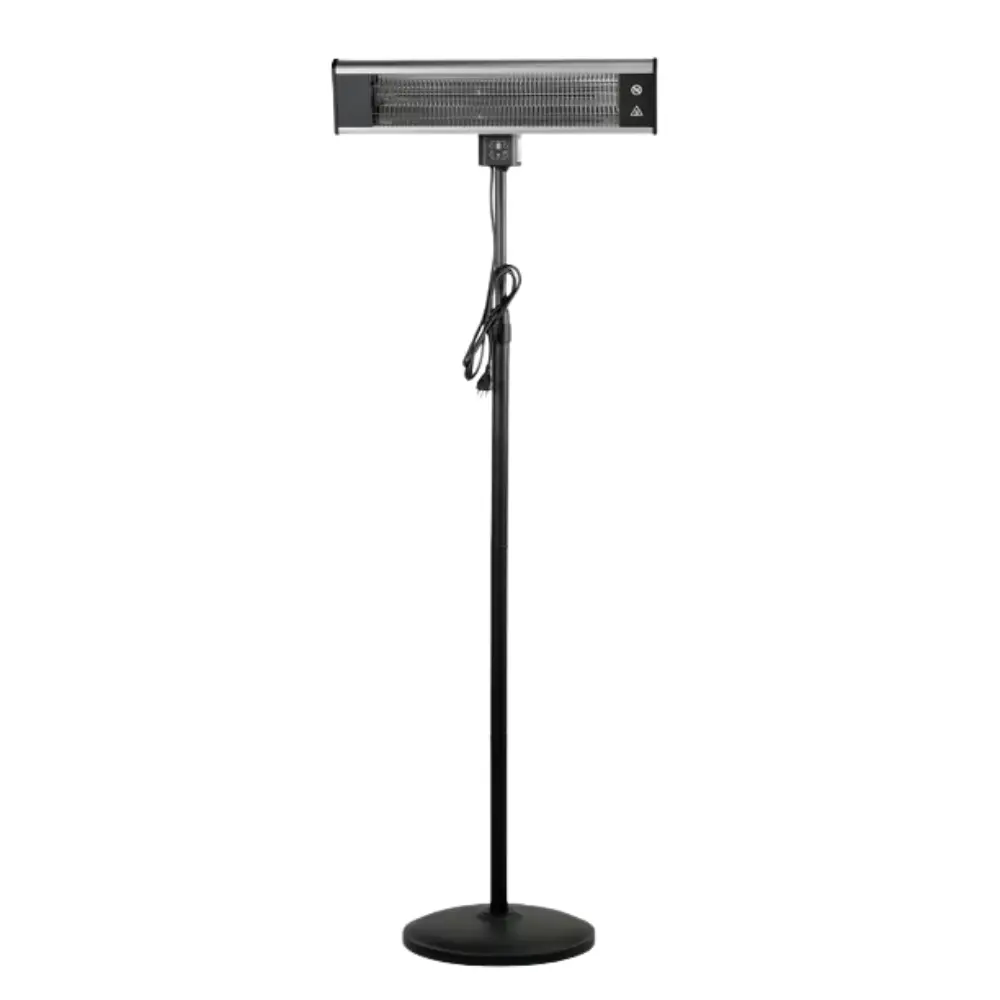 Arriendo de Estufa de terraza infrarroja eléctrica Sky IR 1800W negra con pedestal ajustable y cabezal radiante horizontal, aislada sobre fondo blanco.